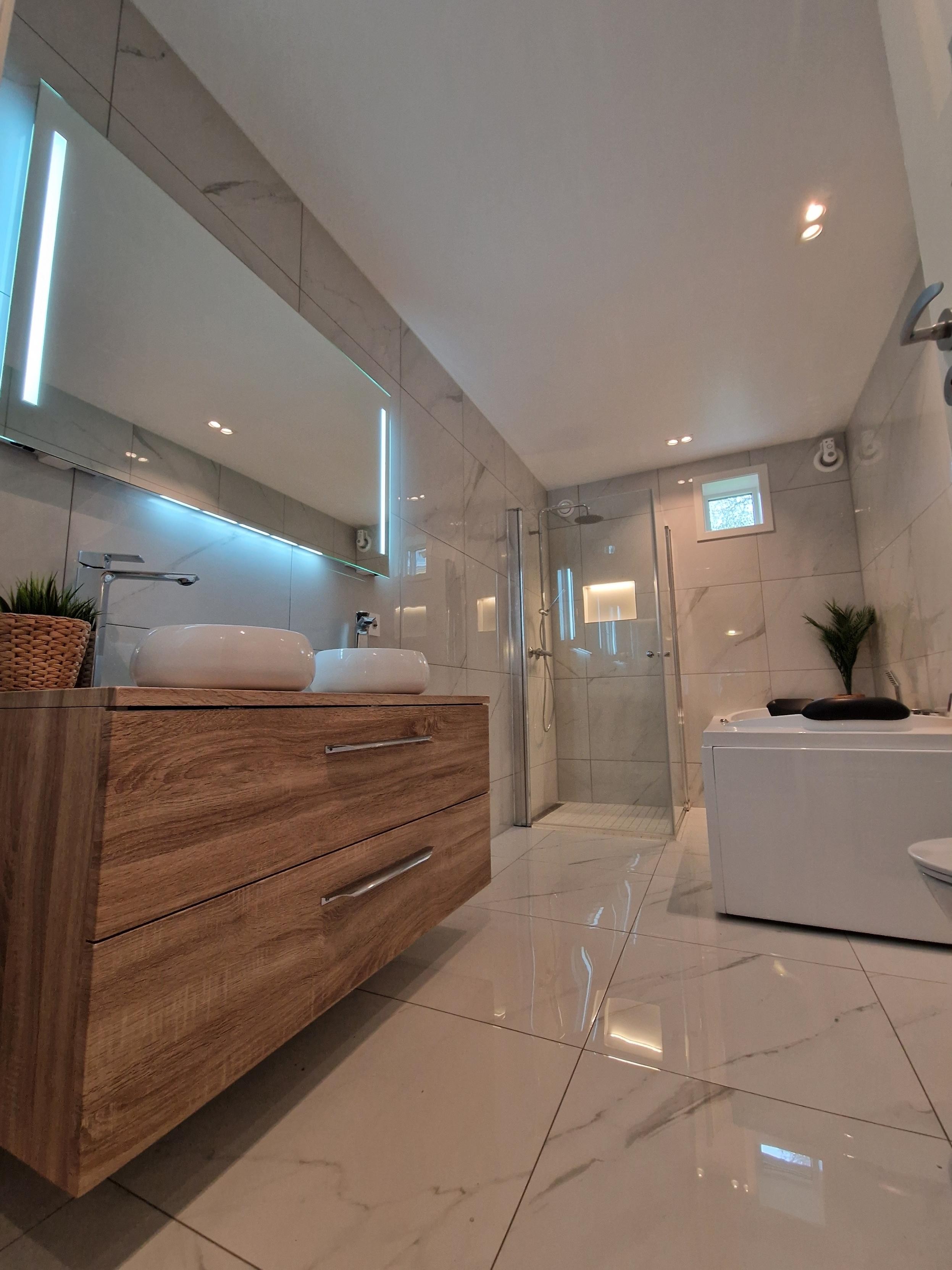 Marmorfliser og baderomsmøbel i naturlig tre