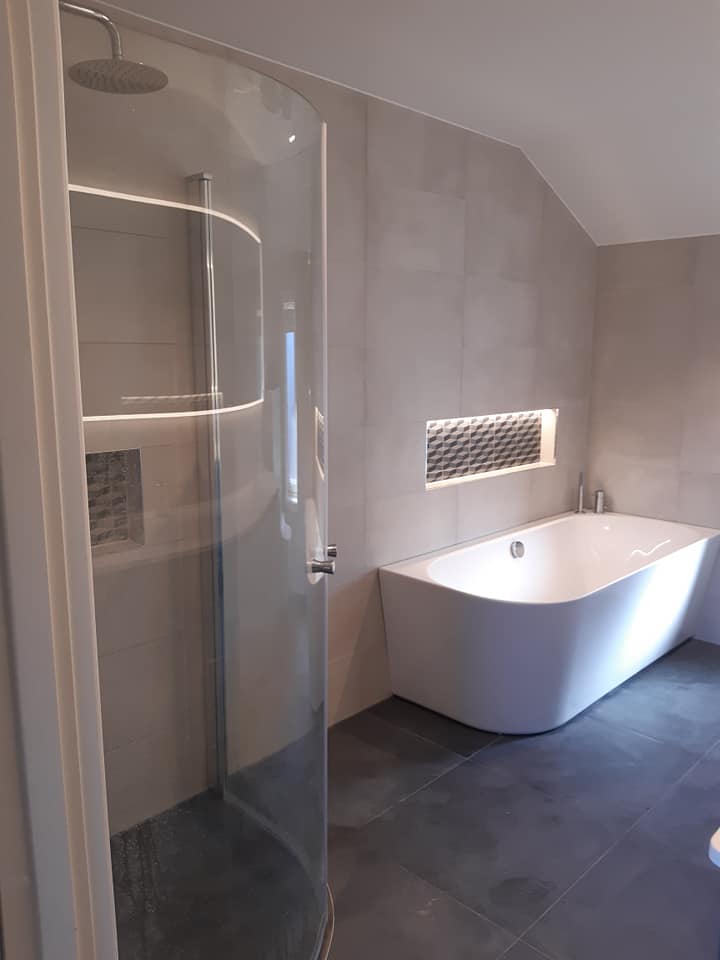 Bad med nisje over badekaret